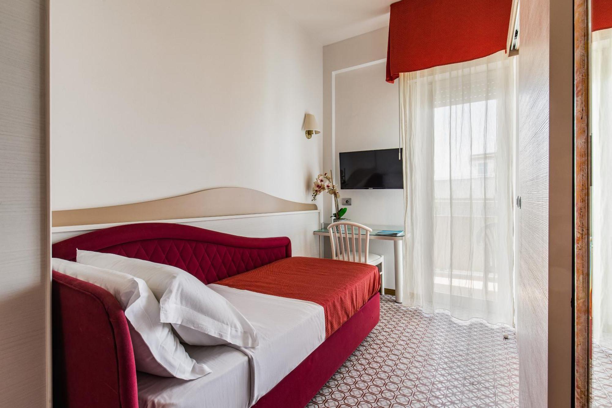 Hotel Caravelle Чезенатико Екстериор снимка