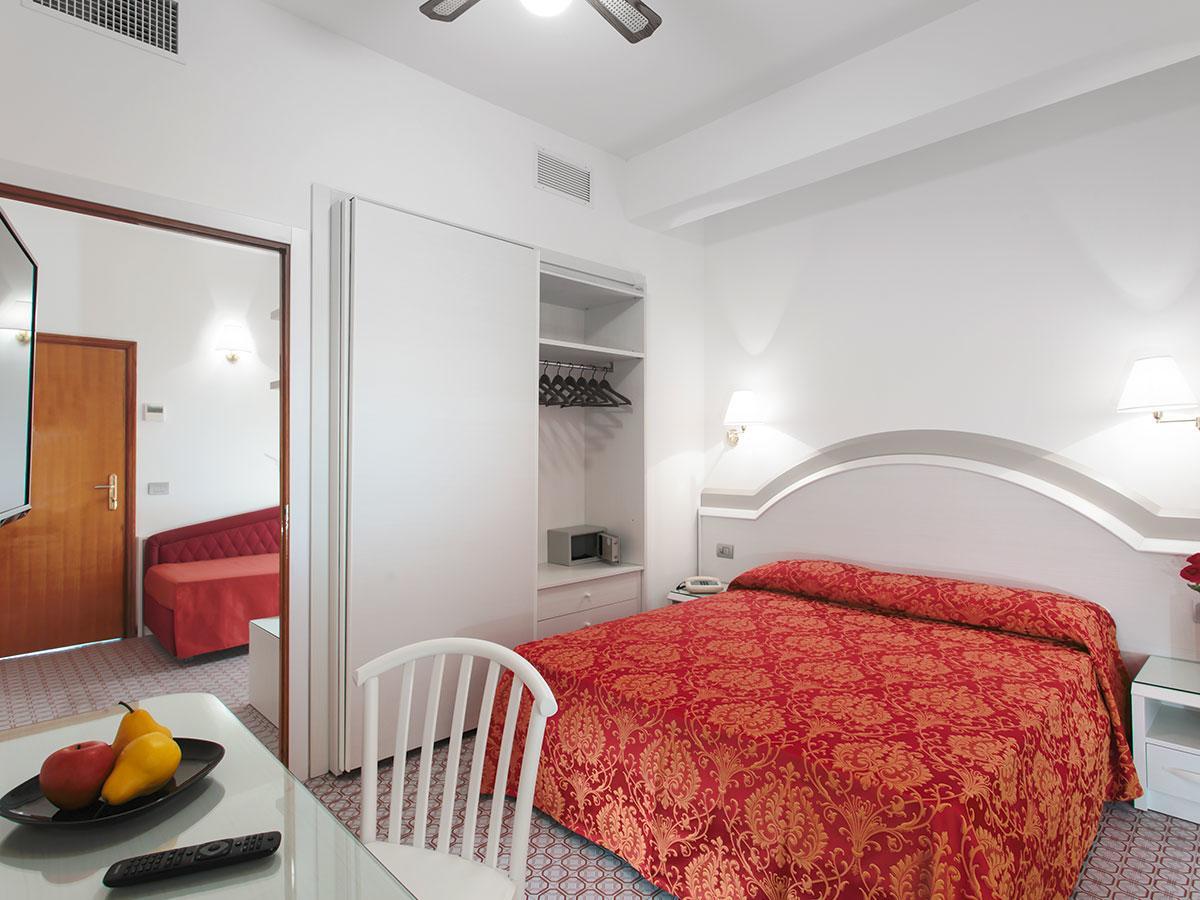 Hotel Caravelle Чезенатико Екстериор снимка